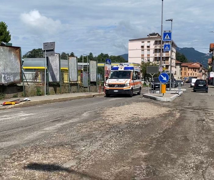 Varese, vigili del fuoco in azione in viale Borri per una persona intrappolata in ascensore