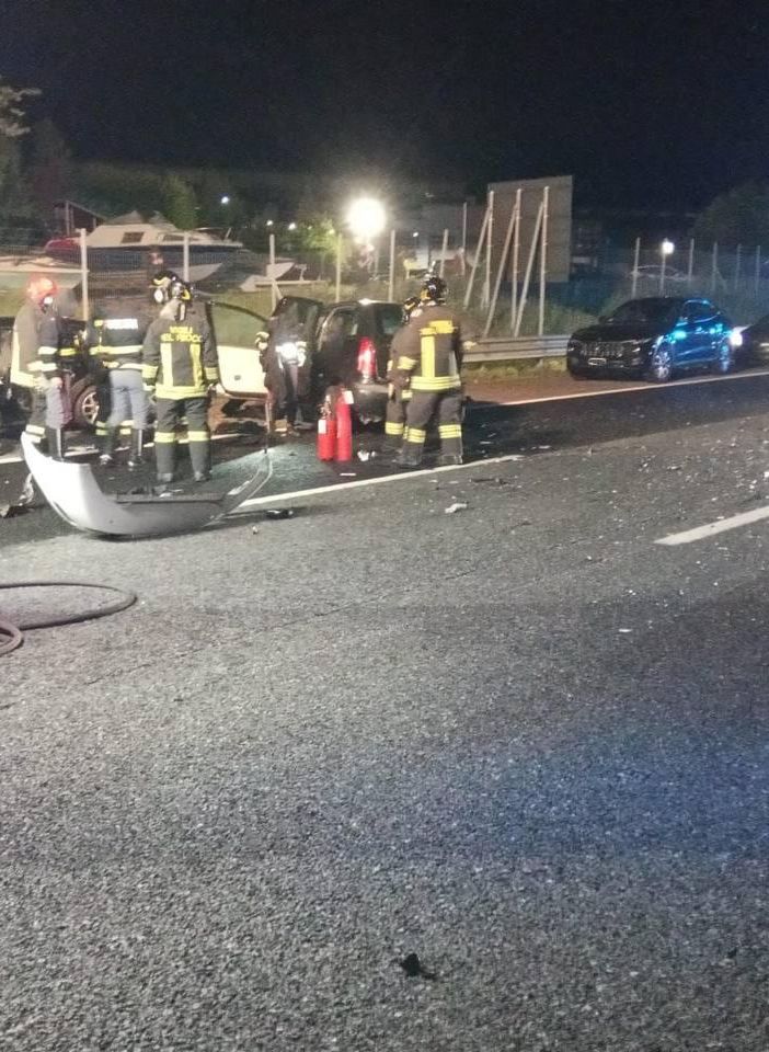 Maxi incidente in autostrada: sette feriti, due sono gravi. Raccordo dell'A26 tra Sesto e Besnate chiuso nella notte