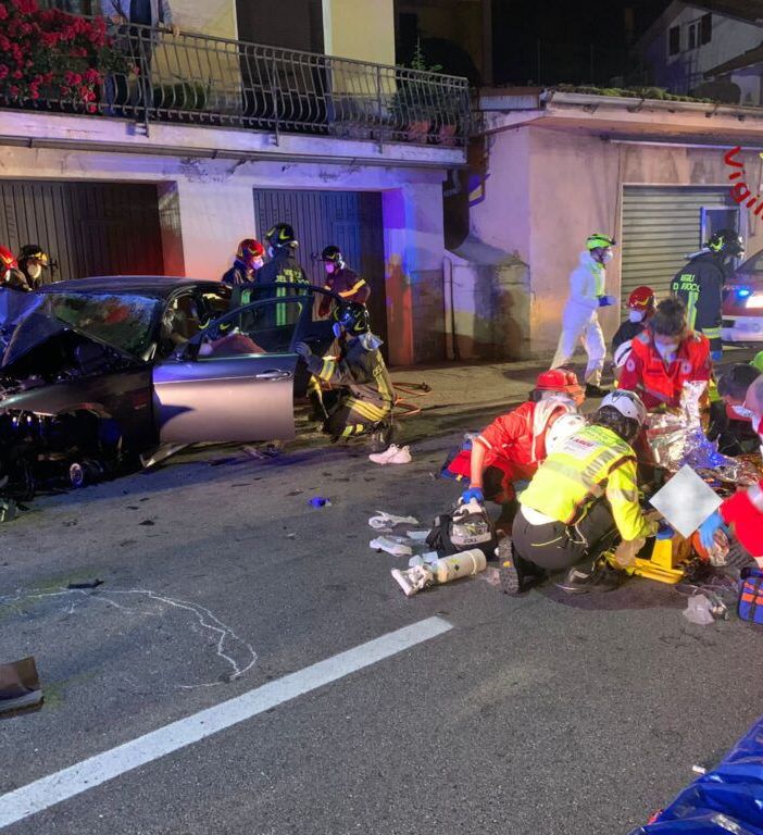 Una delle foto del terribile incidente di ieri notte nel Comasco (vigili del fuoco di Dongo)