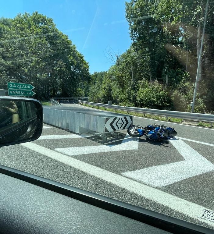 Scontro tra un'auto e una moto in A8: due feriti e code