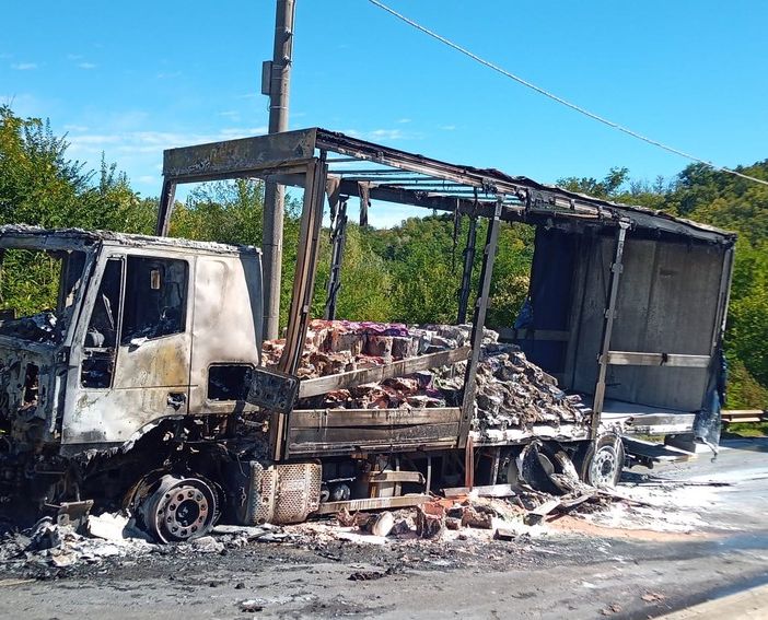 I resti del mezzo pesante. Sotto: il camion in fiamme (foto dalla pagina Facebook "Città di Malnate") I resti del mezzo pesante. Sotto: il camion in fiamme (foto dalla pagina Facebook "Città di Malnate")