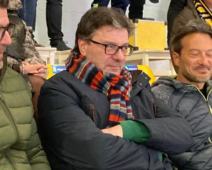 Giancarlo Giorgetti sulle tribune dell'Acinque Ice Arena: «Torno al mio vecchio amore»
