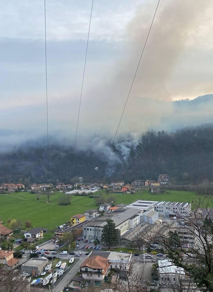 Montegrino, fronte dell'incendio allargato a 500 metri. Chiudono le strade, lunghe code sulla SS 394