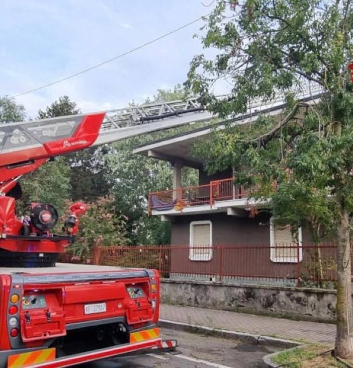 FOTO - A fuoco un edificio a Caronno Pertusella