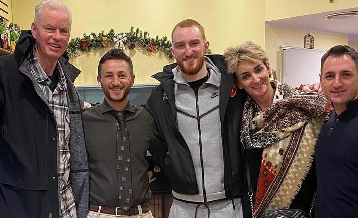 Nico, Pace e Gaia Mannion con i titolari della Paranza Pietro e Attilio
