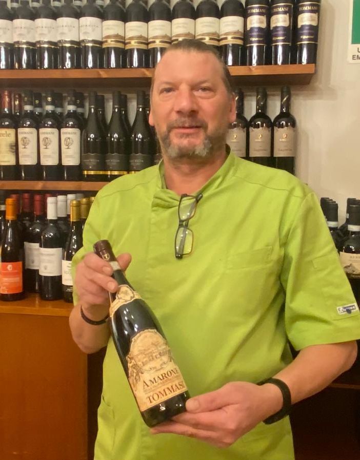 Andrea Carcano, proprietario del C'era Una Volta Ristò, davanti alla nuova selezione di vini