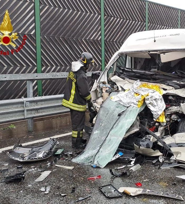 Scontro tra due Tir sul ponte sul Ticino dell'A4: un ferito grave