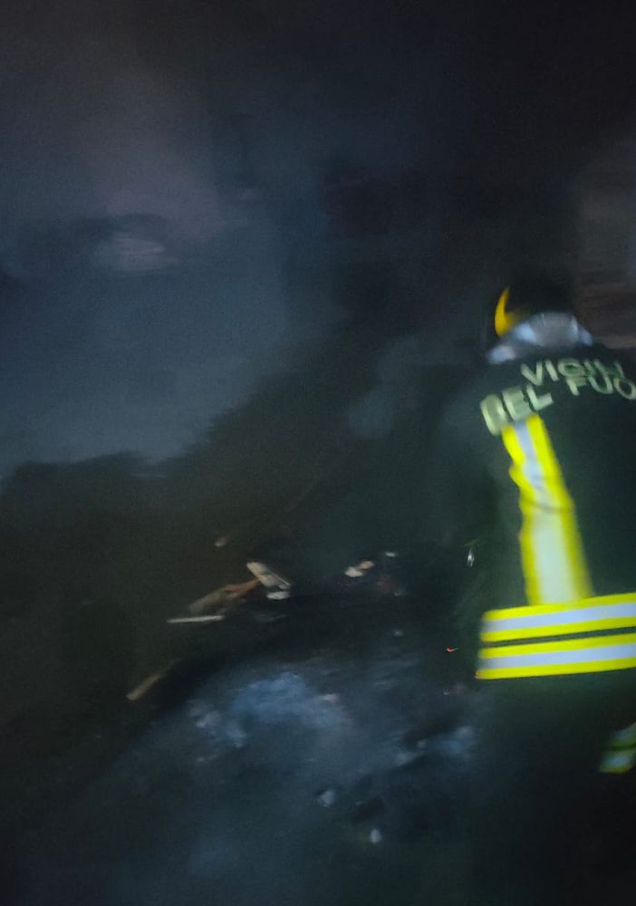 La cenere del camino riposta in un bidone manda a fuoco un garage a Morazzone