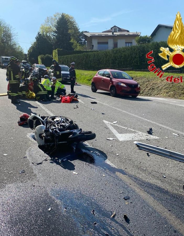 Scontro tra un'auto e una moto nel Comasco: un ferito grave