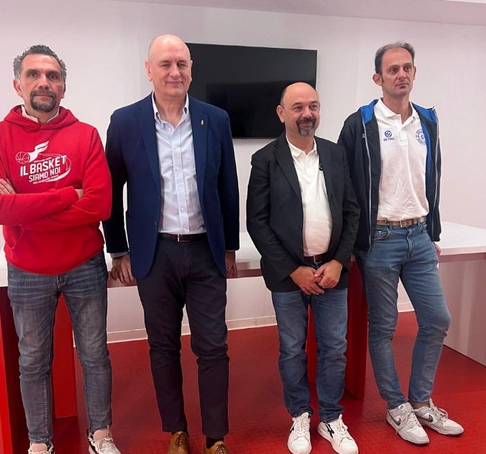 Roberto Cimberio, secondo da sinistra vicino al presidente de Il Basket Siamo Noi Umberto Argieri, oggi a Masnago per la Varese School Cup. Nelle foto in fondo anche insieme a Gianmarco Pozzecco e a Paola Biancheri, segretario de Il Basket Siamo Noi