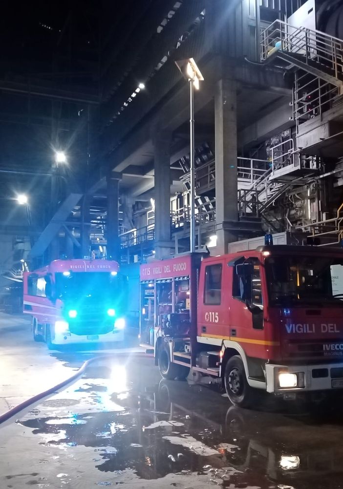 FOTO. Fiamme nella notte al cementificio Holcim di Comabbio: in azione i vigili del fuoco. Sul posto anche l'Arpa