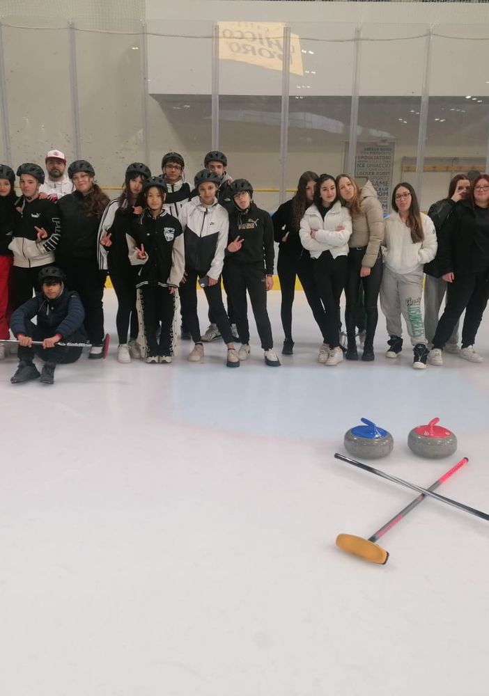 Tutti pazzi per il curling: gli studenti del Centro Formazione Professionale di Varese si divertono sul ghiaccio di via Albani ospiti del Varese Curling