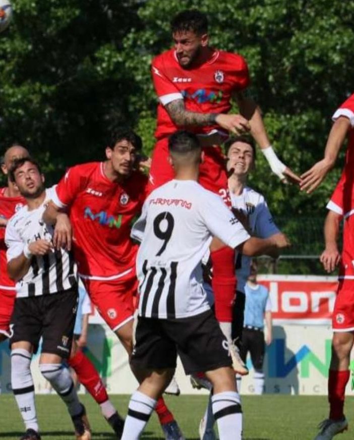 Il salto incredibile di Mattia Gabrielli contro il Meda qui sopra nella foto dell'Oltrepò FBC e, da lontano, nella prima immagine in gallery. Più in basso la premiazione dell'Oltrepò vincitore dell'Eccellenza al Premio Varese Sport e il presidente Catenacci con Gabbia del Milan