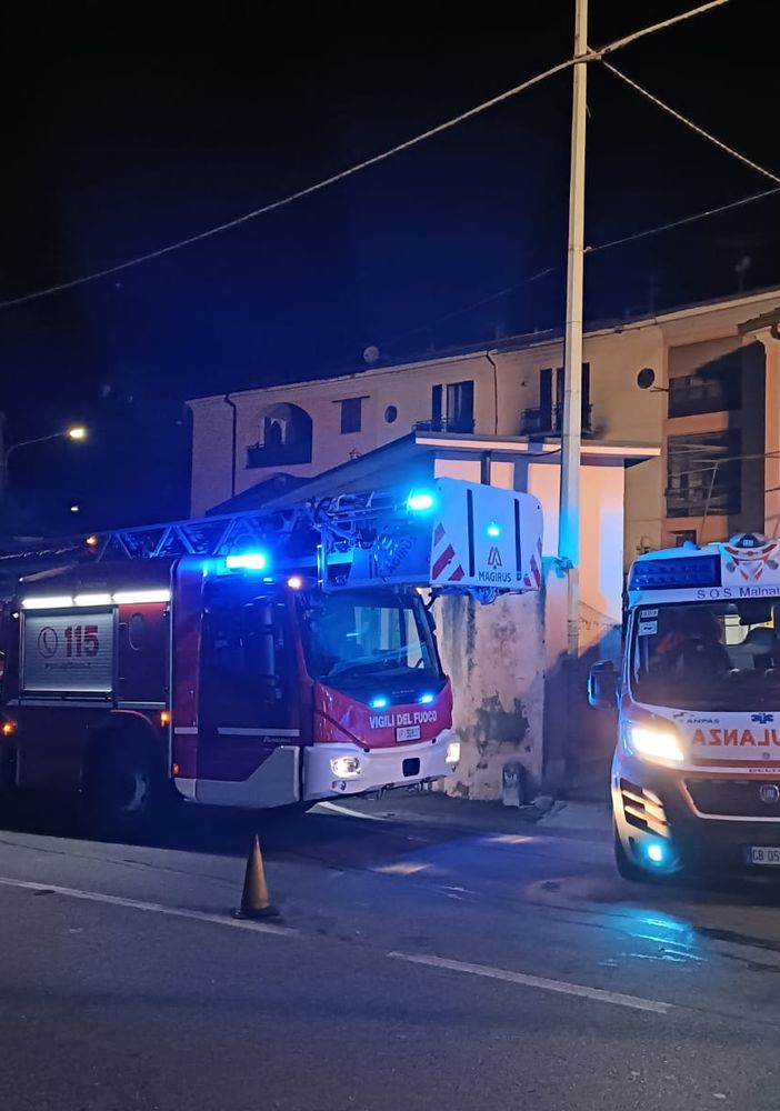 Incendio nella notte a Malnate, i vigili del fuoco salvano una donna