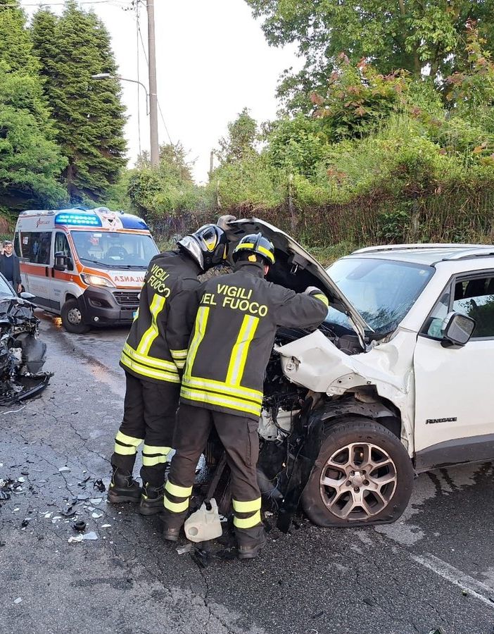 Frontale tra due auto a Travedona Monate: quattro persone soccorse, tra loro un bimbo di 2 anni