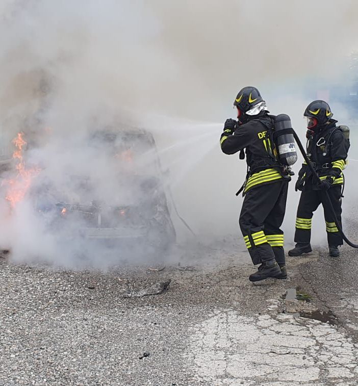Auto prende fuoco ad Arcisate: salvo il conducente