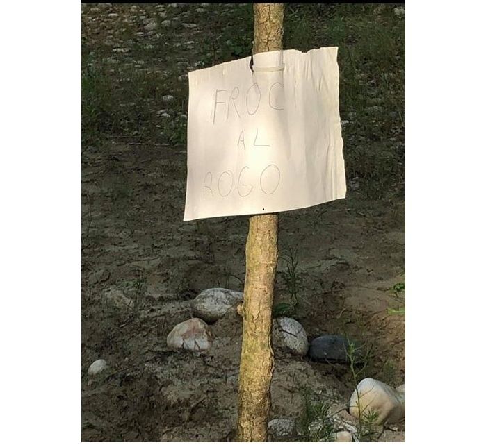 &quot;Froci al rogo&quot;: scritta omofoba alla spiaggia di Vizzola Ticino. Boschini (Arcigay Varese): «Dov'è la legge che previene atti di questo tipo?»