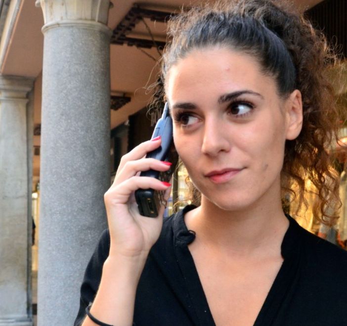 Corso Matteotti, Varese: torna di moda il cellulare minimal anni '90, taciturno, essenziale e poco invadente