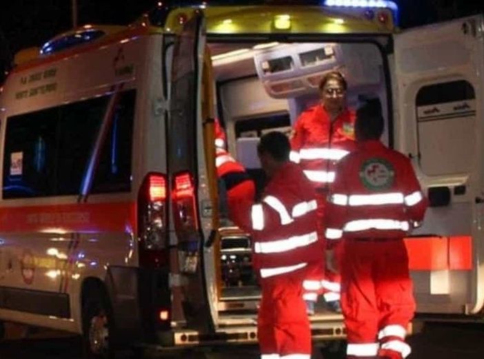 Cadono dalla moto sulla provinciale della Rasa: feriti un uomo e una donna