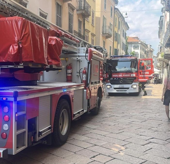 Principio di incendio in un negozio di corso Matteotti. In centro arrivano i vigili del fuoco
