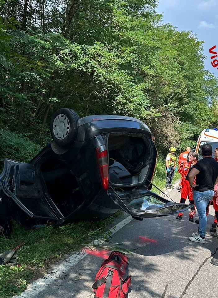 L'auto coinvolta nell'incidente a Travedona Monate