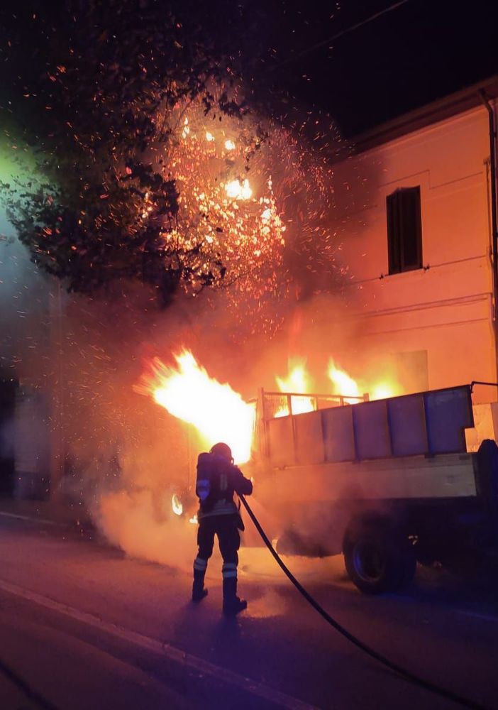 Furgone in fiamme nella notte a Varano Borghi: intervengono i vigili del fuoco