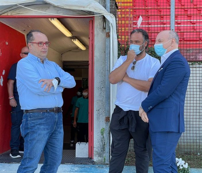 Da sinistra il presidente Stefano Amirante, Antonio Rosati e Beppe Marotta fuori dal tunnel del Franco Ossola prima dell'amichevole estiva con l'Inter Primavera