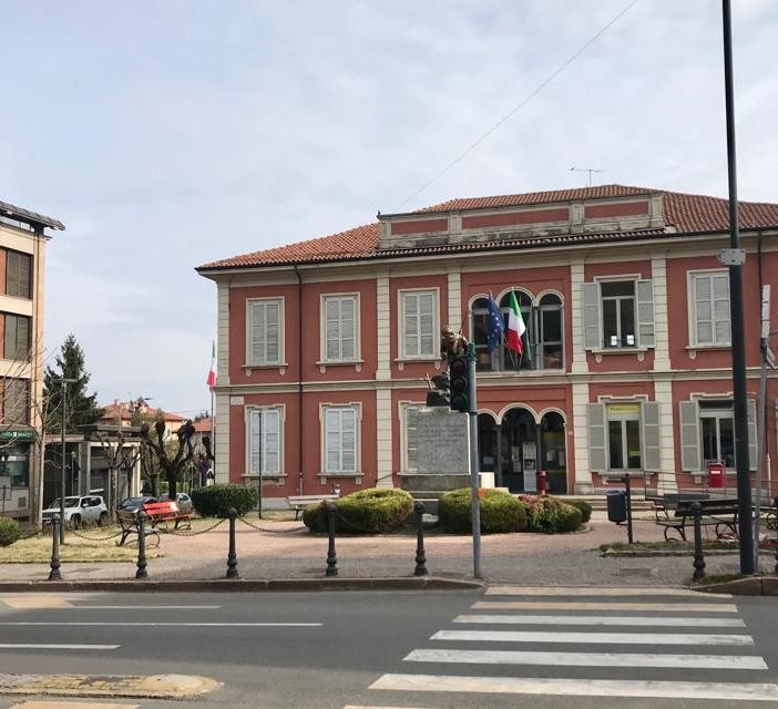 L'edificio in piazza De Gasperi che ospita sala consiliare, uffici postali e biblioteca comunale