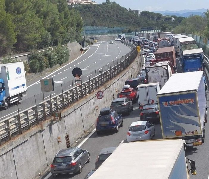 Controesodo, 16 chilometri di coda in A10: i tempi di percorrenza in tempo reale