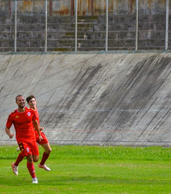 Stefano Banfi, 24 anni, bomber del Varese e del campionato con 5 gol ha appena perso il carissimo nonno Carlo, suo primo tifoso che lo ha seguito fin da piccolo (foto Ezio Macchi)