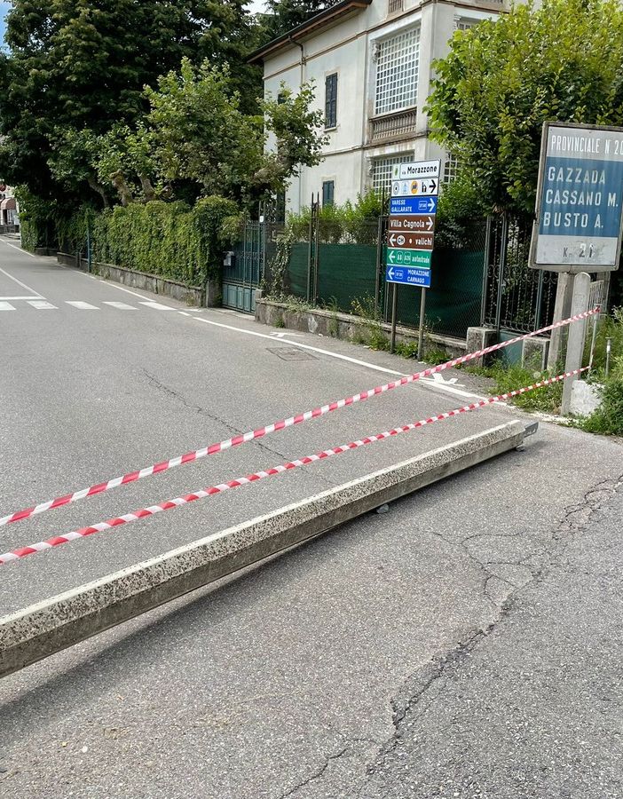 Gazzada, trattore abbatte la sbarra del passaggio a livello: chiusa via Morazzone