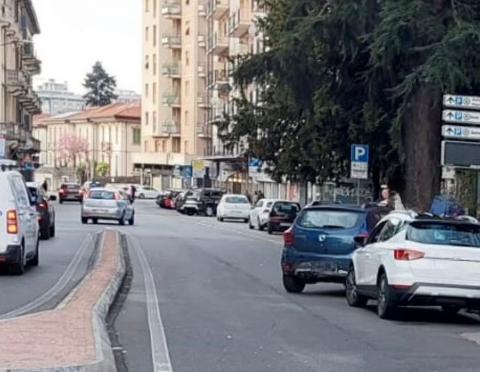 La situazione è tornata alla normalità dopo un'ora: nella foto le auto coinvolte a incidente risolto