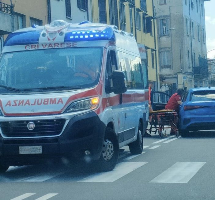 Varese, auto si scontrano in via Magenta: un ferito