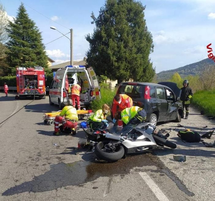 Schianto mortale tra un'auto e una moto a Laveno: la vittima è l'imprenditore di Monvalle Mauro Nangeroni