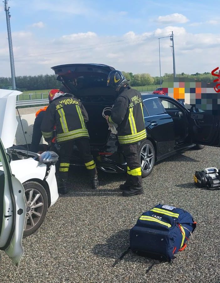 FOTO. Scontro tra due auto e un furgone: paura sull'A9