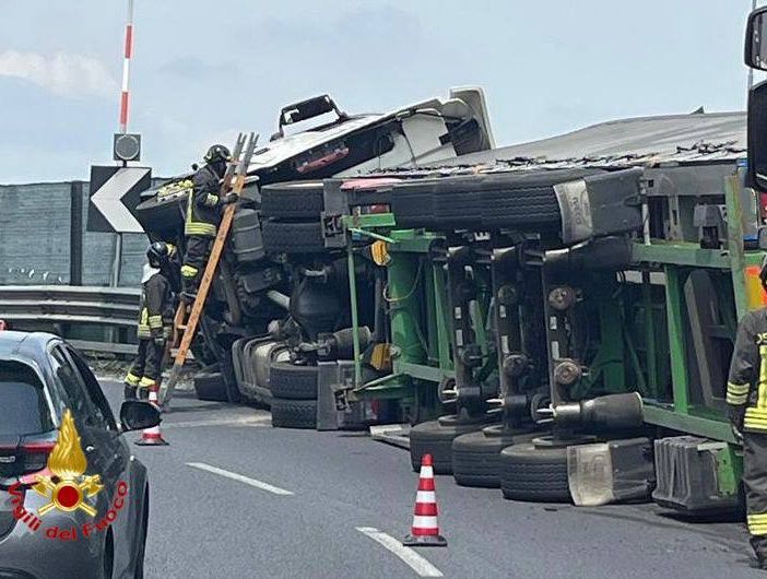 Mezzo pesante si ribalta allo svincolo di Busto: un ferito e coda in Autolaghi