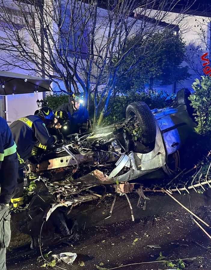 FOTO - Auto si ribalta in via Rodari a Varese. Intervengono i vigili del fuoco