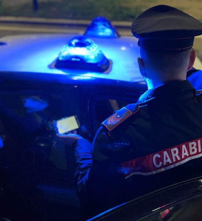 Chiede da bere al bar e minaccia con un coltellino il proprietario: in manette