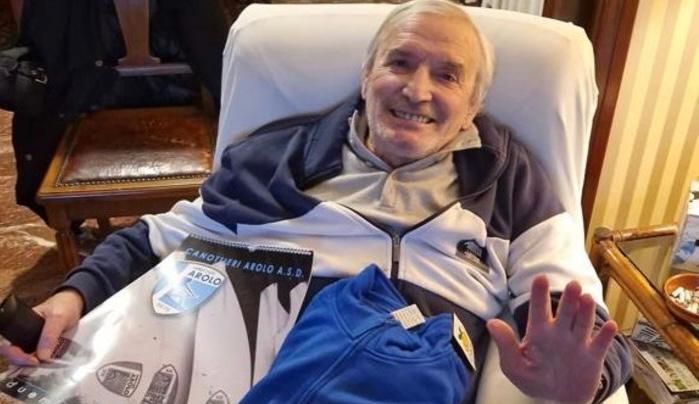 Gigi Riva con la maglia e il calendario donatigli dalla Canottieri Arolo alla fine del 2022