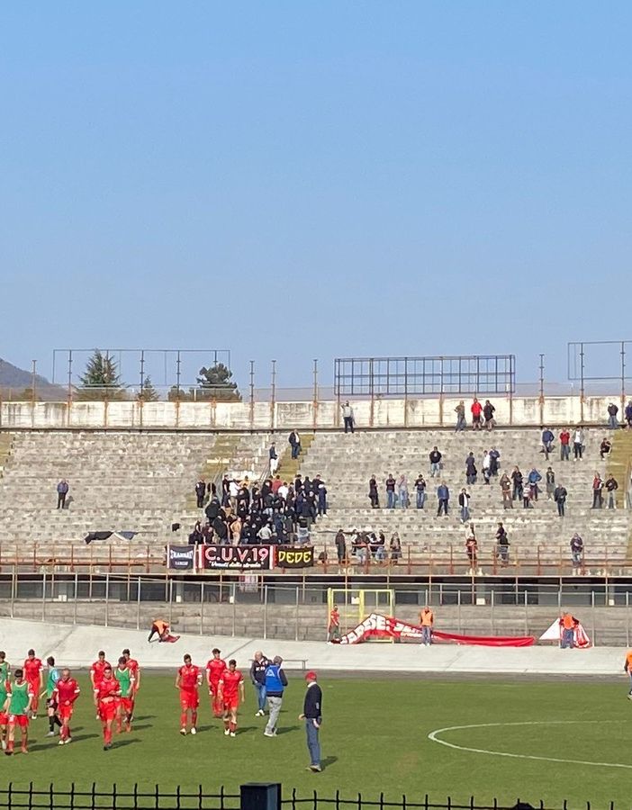 Gli ultrà voltano le spalle alla squadra che si presenta sotto i distinti e poi contestano