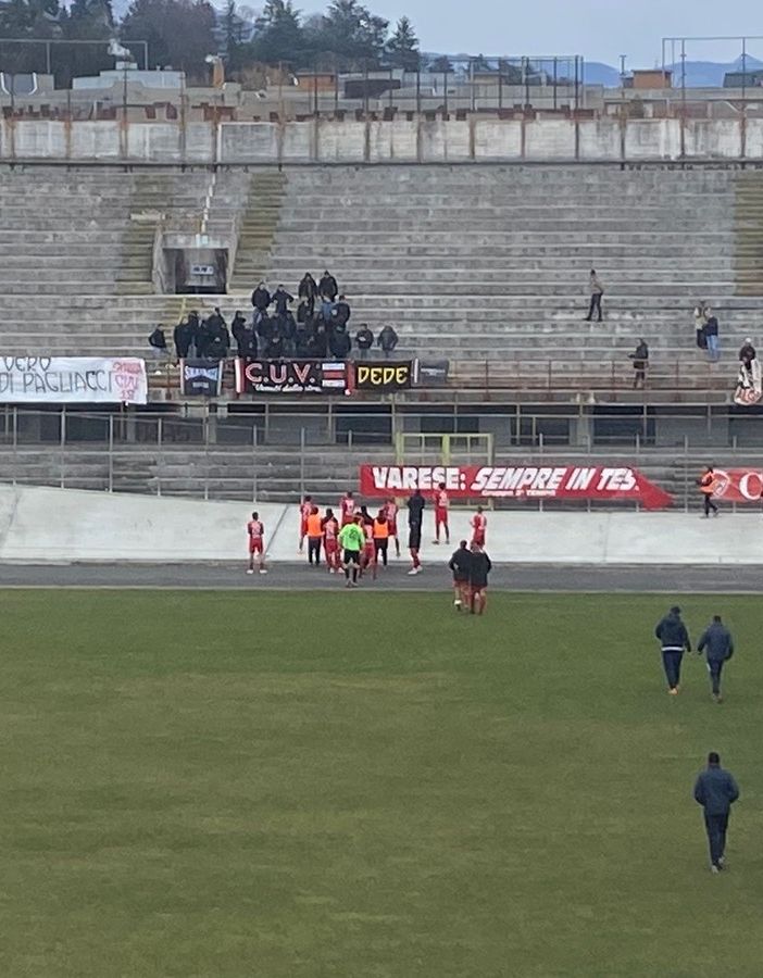 La curva alla fine sostiene giocatori e Porro (&quot;Resteremo in serie D&quot;) ma contesta Amirante e la società