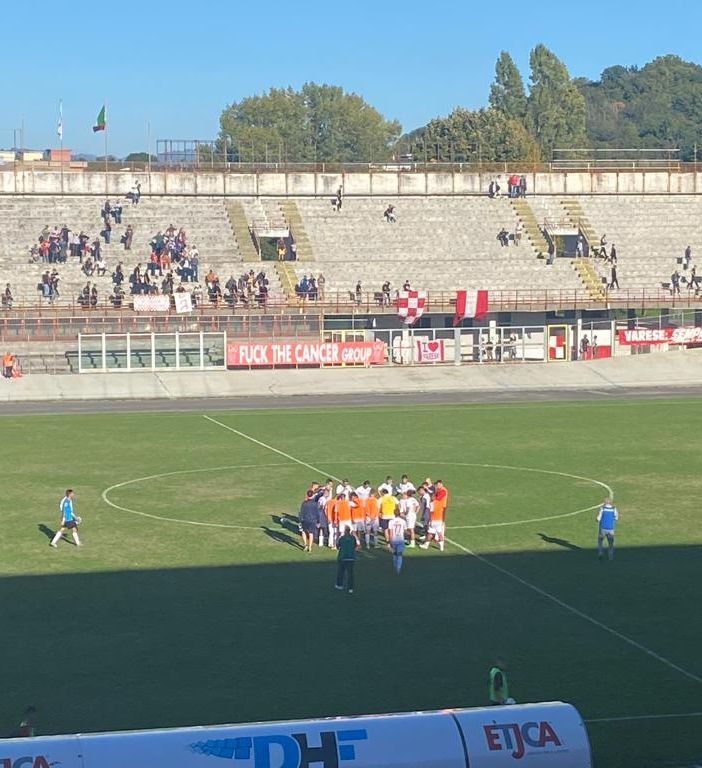 La curva e il pubblico escono senza proferire una parola, nella totale indifferenza del Varese sconfitto a Masnago e riunito a cerchio in mezzo al campo La curva e il pubblico escono senza proferire una parola, nella totale indifferenza del Varese sconfitto a Masnago e riunito a cerchio in mezzo al campo
