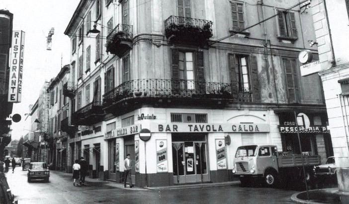 Tutto iniziò al bar tavola calda “da Quinto”, all’angolo tra via Mazzini e via Manzoni: il fondatore Quinto aveva incominciato come ambulante, andando con il carrettino davanti alle scuole e per le vie di Varese a vendeva tranci di pizza e altre bontà (foto Oprandi)