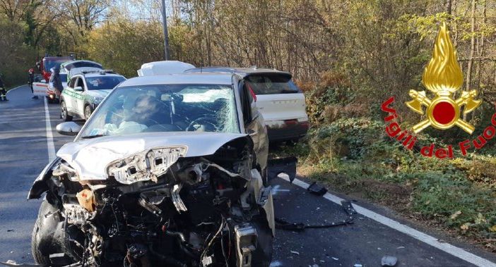 FOTO. Scontro fra tre auto a Taino, una finisce nel bosco