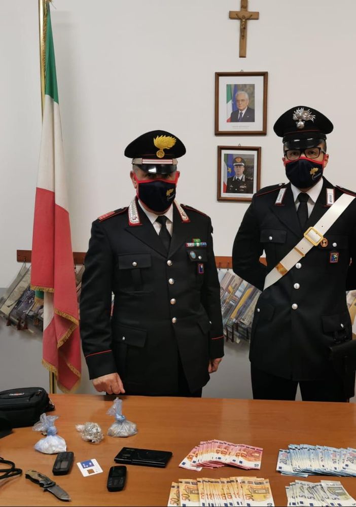 Spaccio nei boschi tra Viggiù e Cantello, i carabinieri trovano due zaini con droga e contanti