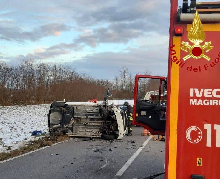 FOTO. Incidente sulla provinciale tra Sesto Calende ed Angera: elisoccorso in azione, strada chiusa