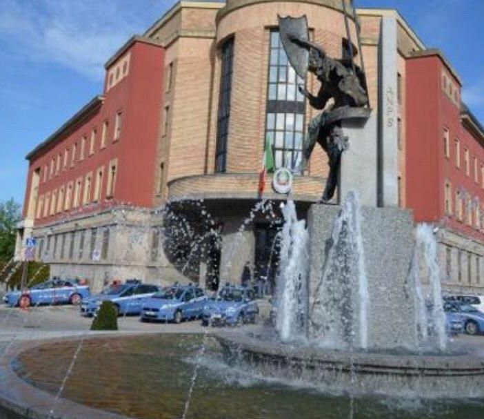 L'ultima truffa telefonica? Vendono abbonamenti e calendari della polizia, ma non è vero