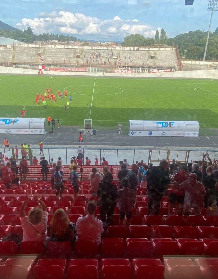 Applausi finali ai biancorossi dai 400 tifosi in tribuna