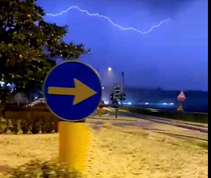 Nell'incredibile foto di Daniele Ruspini via NaturalMeteo si vede di tutto: chicchi bianchi con un fulmine nel cielo nella folle notte del 27 novembre Nell'incredibile foto di Daniele Ruspini via NaturalMeteo si vede di tutto: chicchi bianchi con un fulmine nel cielo nella folle notte del 27 novembre