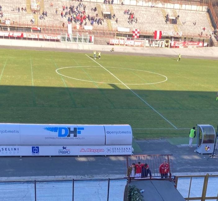 Gazo portato fuori a braccia